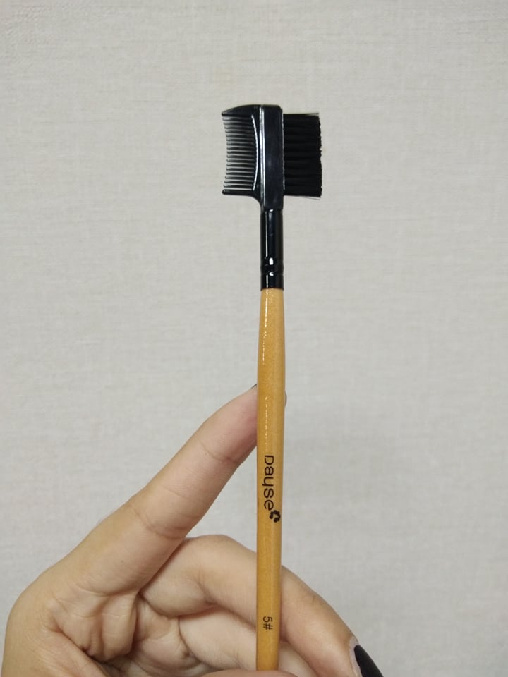 Dayse Eyebrow Brush #B105 : เดย์ซี่ แปรง ปัดคิ้ว