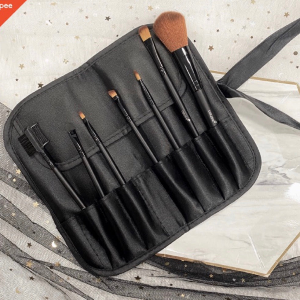 Dayse Brush Set #BS002 : เดย์ซี่ ชุดแปรงแต่งหน้า เซทแปรง ขนนุ่ม 7 ชิ้น พร้อมกระเป๋า