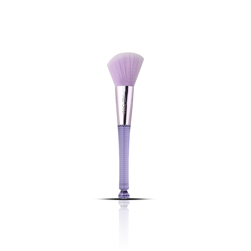 Nee Cara Angled Powder Brush #N827 : neecara นีคาร่า แปรงแต่งหน้า ด้ามม่วง